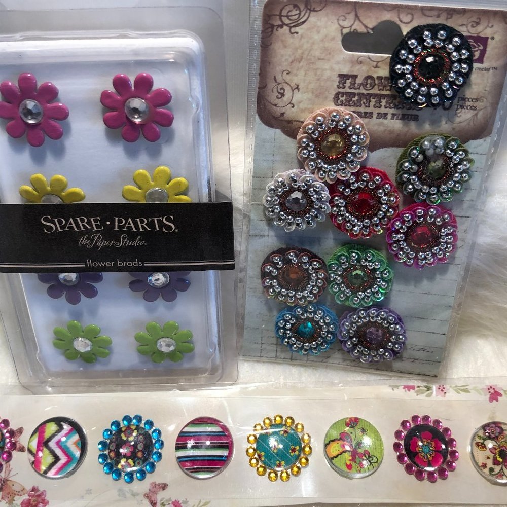Mix of scrapbooking accessories, brads/pebbles and flowers - Picture 2 of 7